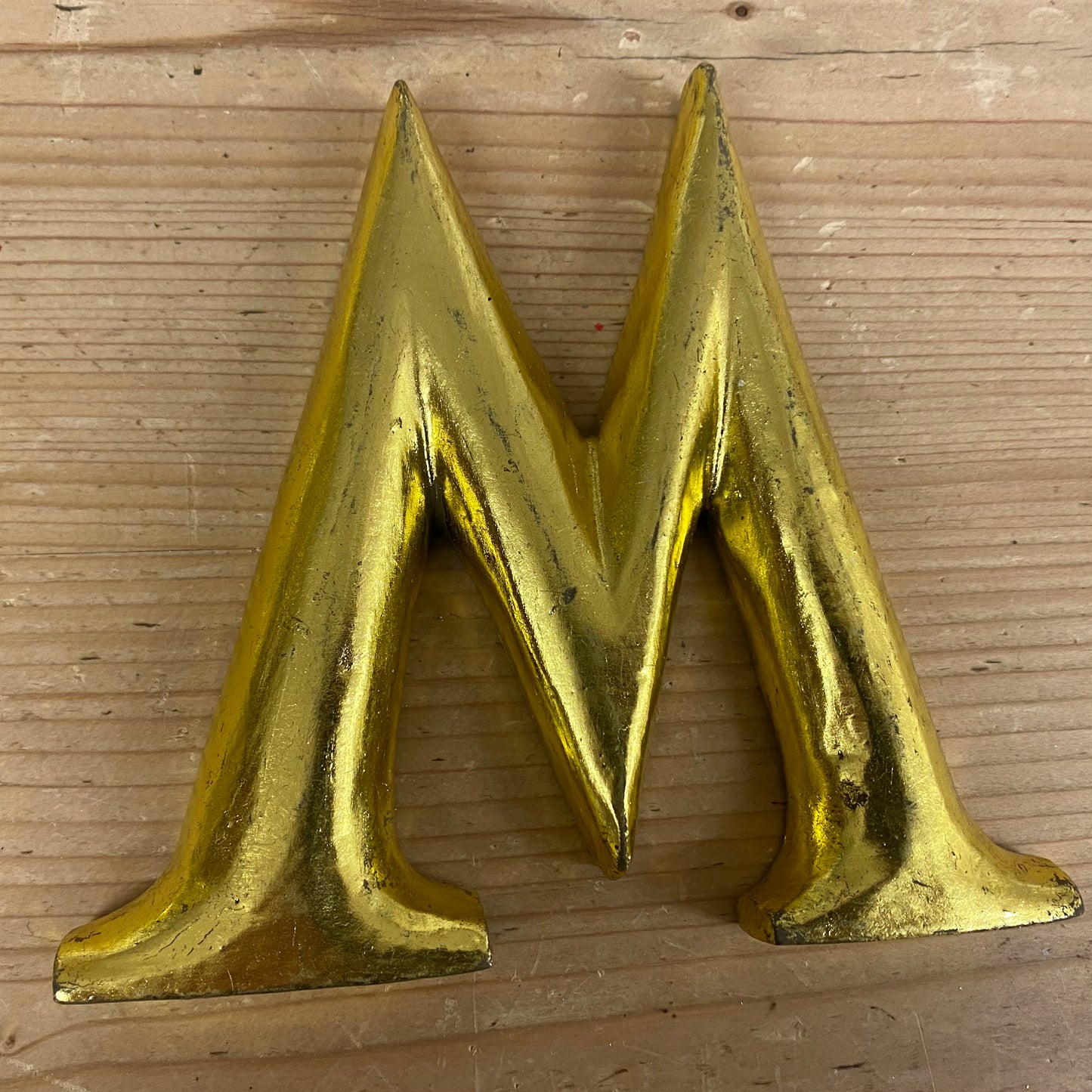 Gold Graffiti, letter M