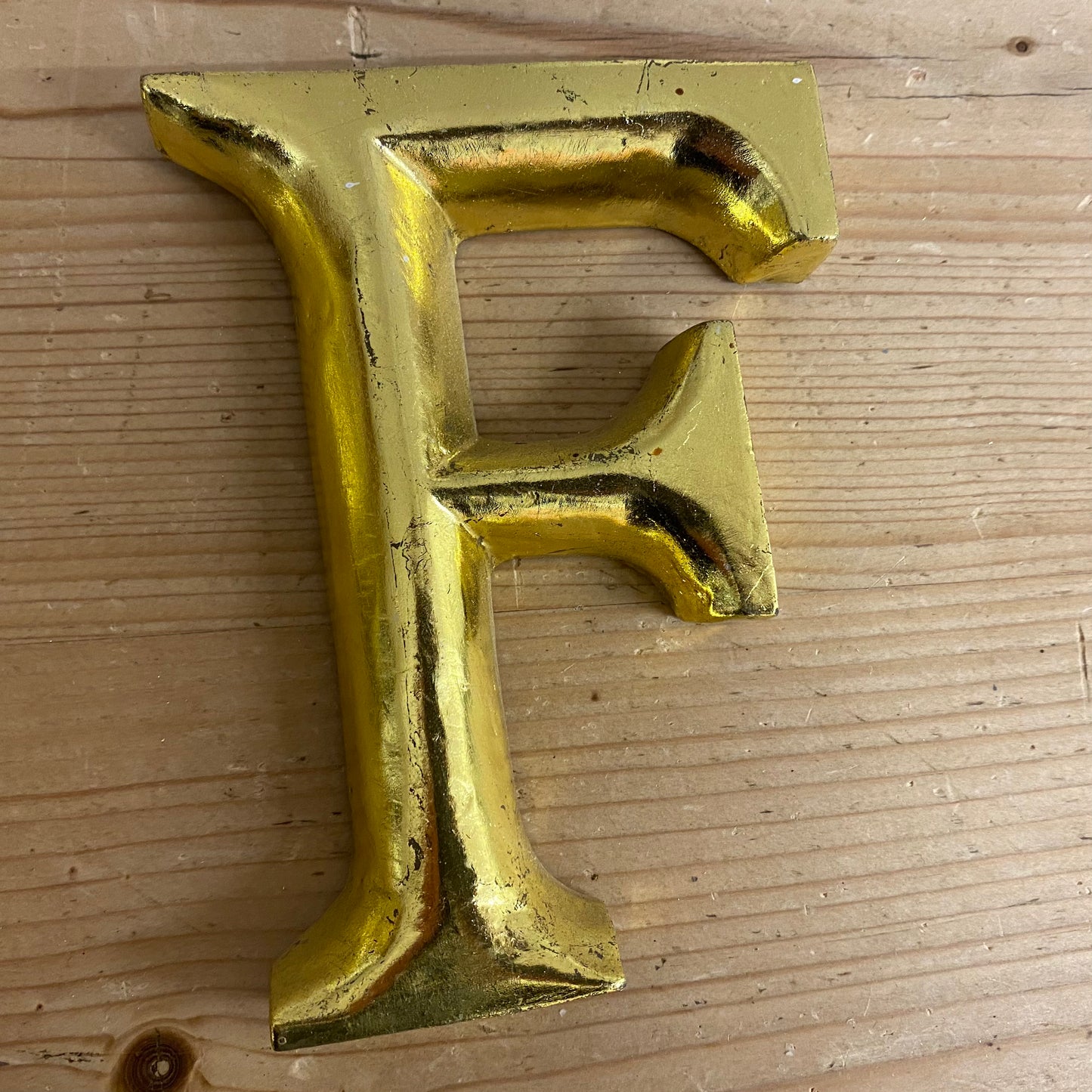 Gold Graffiti, letter F