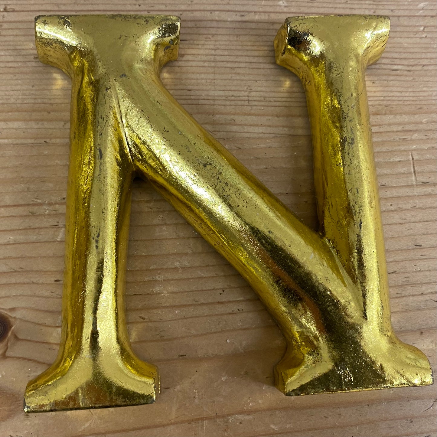 Gold Graffiti, letter N