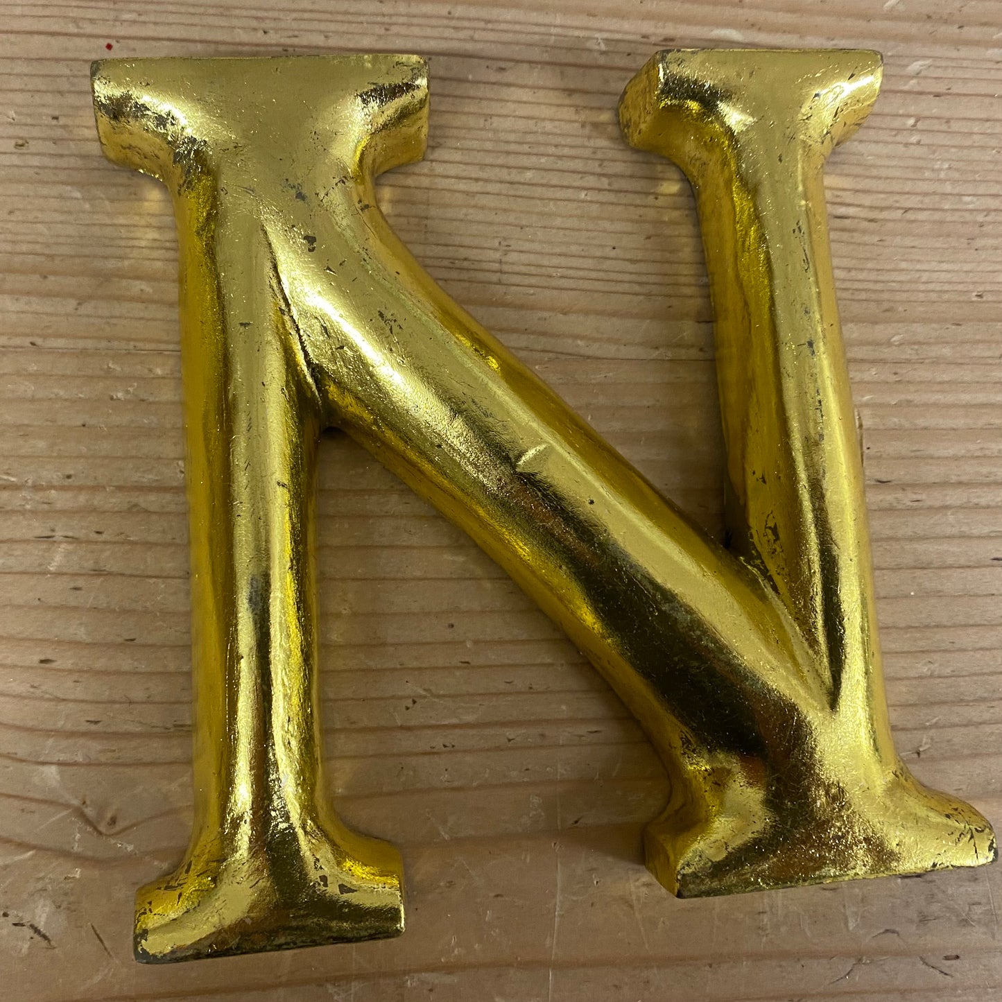 Gold Graffiti, letter N